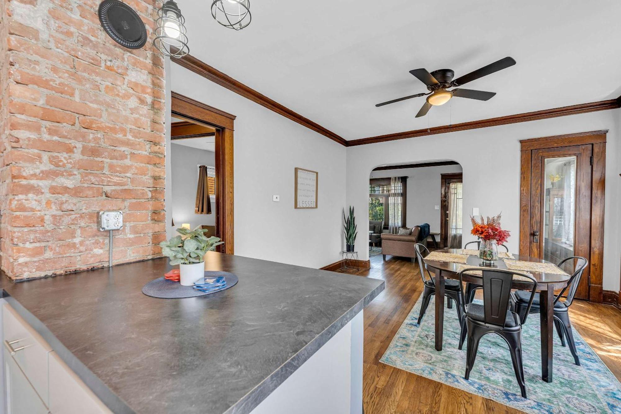 Beautifully Remodeled Duplex Apt In West Blvd Cleveland Bagian luar foto